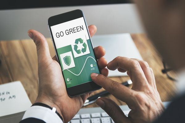 Паметен телефон со апликација за рециклирање, илустрација за проектот Digital Tools for Less Waste